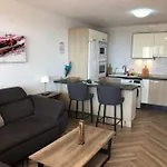 Modern 2 Bed Penthouse Americas Centre Of Town With A Pool And Ocean Views Апартаменты *